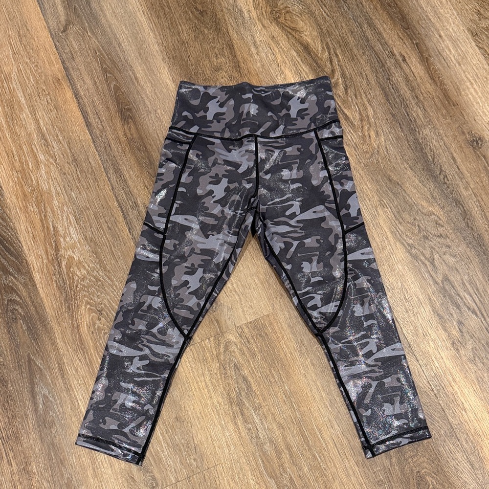 ZYIA Women’s Light n Tight Black/Gray Shine Camouflage Leggings